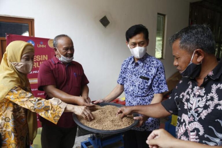 UMM Sosialisasikan Pengolahan Pakan Ikan dan Serahkan Mesin Pelet Pakan Ikan untuk Masyarakat Desa Parangargo