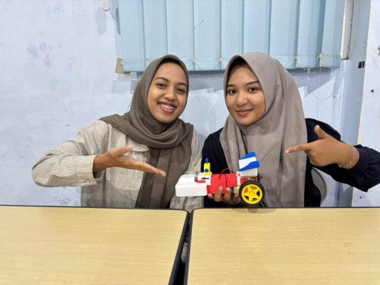 Mahasiswa Teknik Elektro UMM Kembangkan CubeBot, Robot Edukatif untuk Atasi Kecanduan Gadget pada Anak